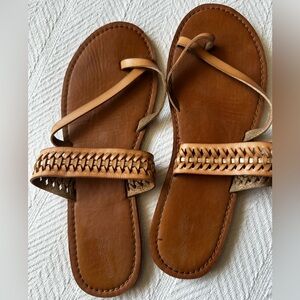 Universal Thread Women’s Size 11 Sandals Excellent Condition Tan with Gold Flats